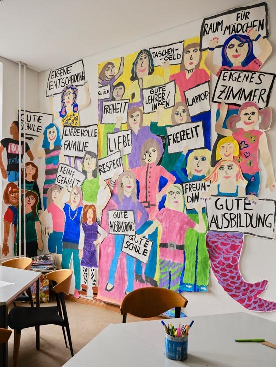 Wandkunst mit Aussage: Die Figuren an der Wand halten Rechte und Wünsche fest, die den Mädchen wichtig sind
