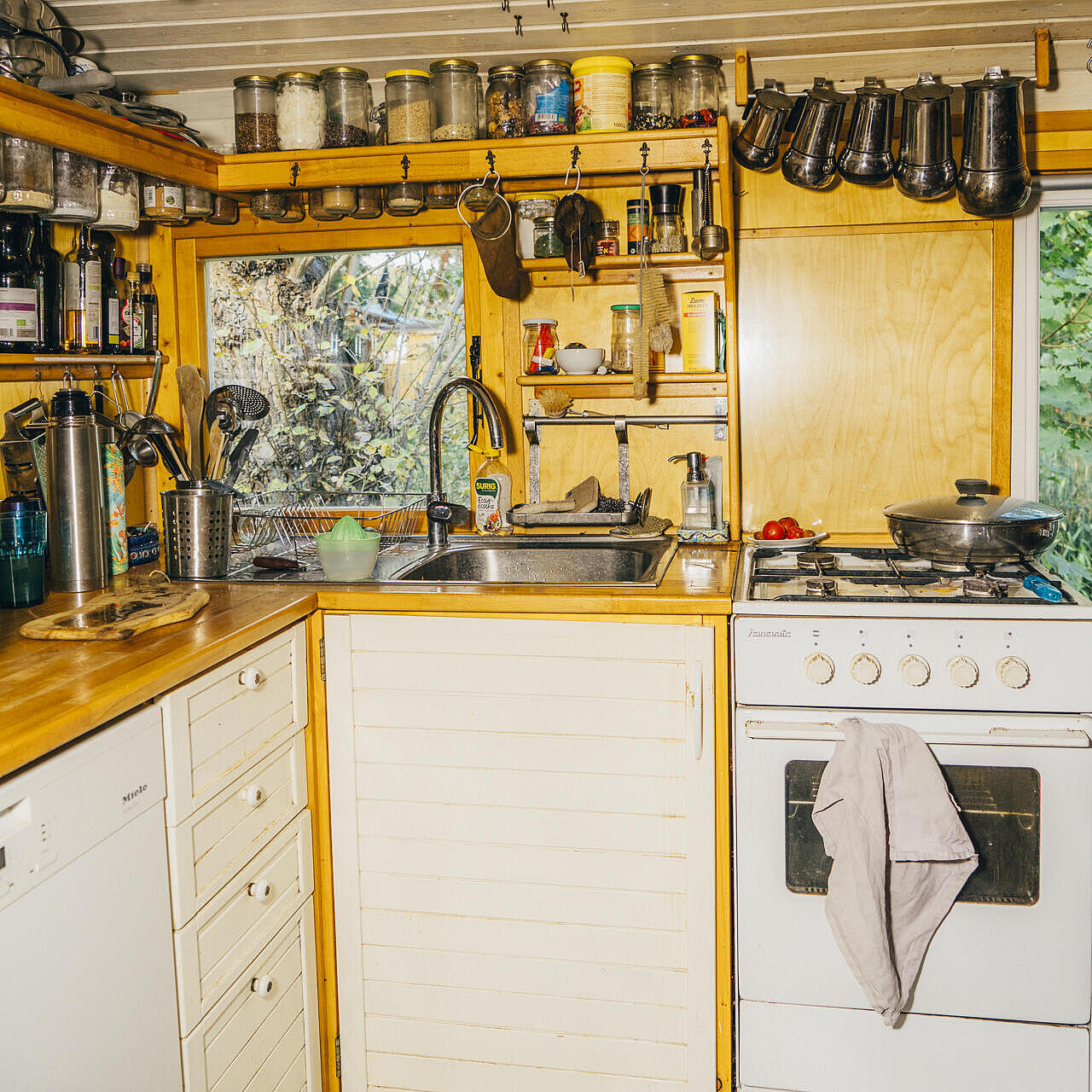 Eine Küche aus Holz in einem Wagen 