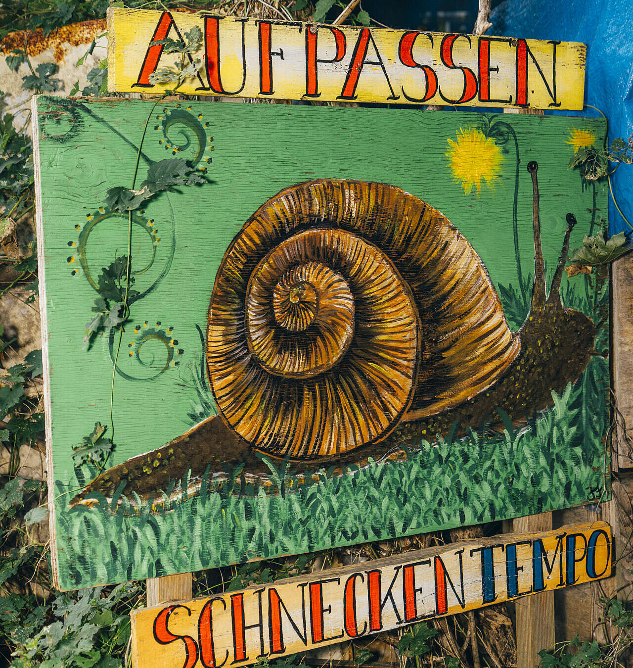 Ein Schild "Aufpassen, Schneckentempo"