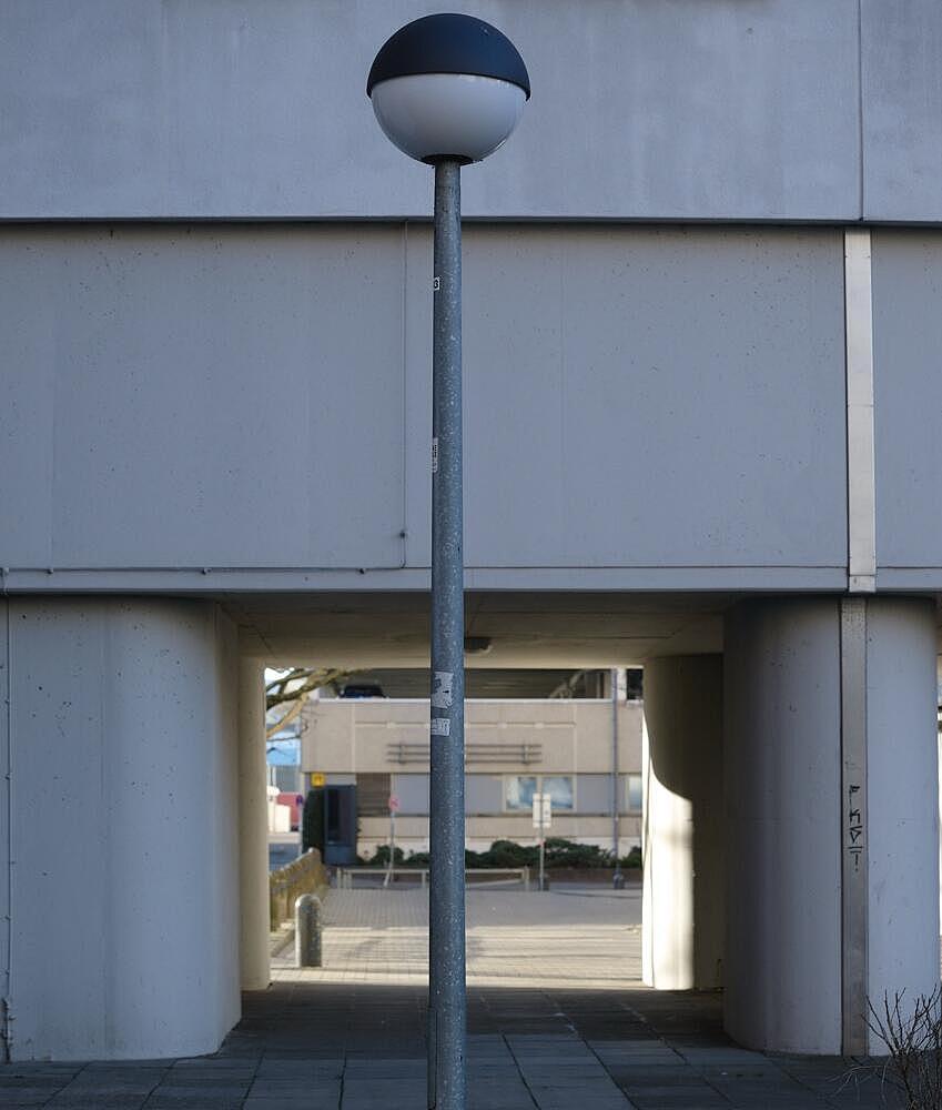 Laterne vor Durchgang mit Betonstreben