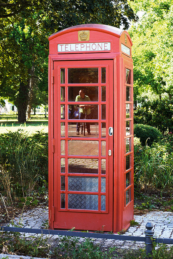 Britischer Charme am Tegeler See: Die Telefonzelle ist ein Geschenk der Partnergemeinde London-Greenwich