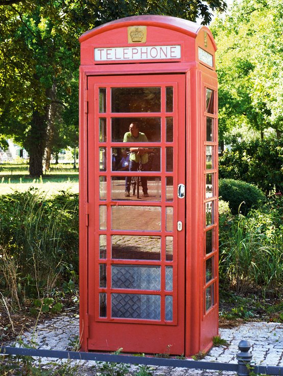 Britischer Charme am Tegeler See: Die Telefonzelle ist ein Geschenk der Partnergemeinde London-Greenwich