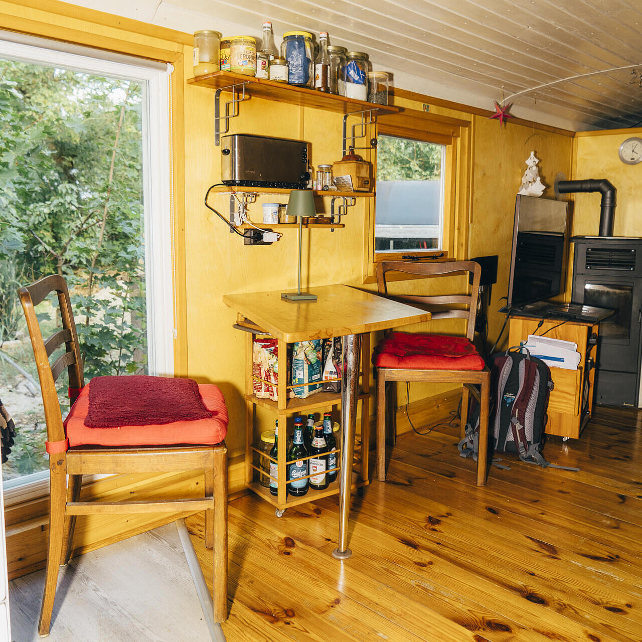 Ein Wagen von innen zeigt einen kleinen tisch mit 2 Stühlen und Kamin