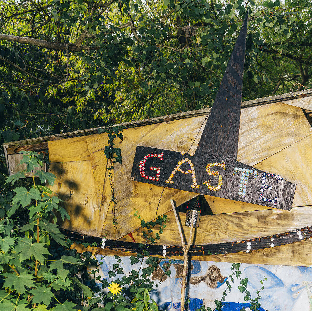 Ein "Gäste"-Schild im Wagendorf