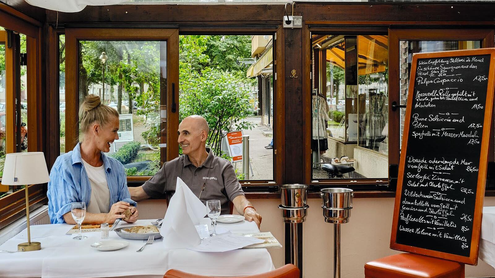 Innenaufnahme: Mann und Frau an einem Restauranttisch