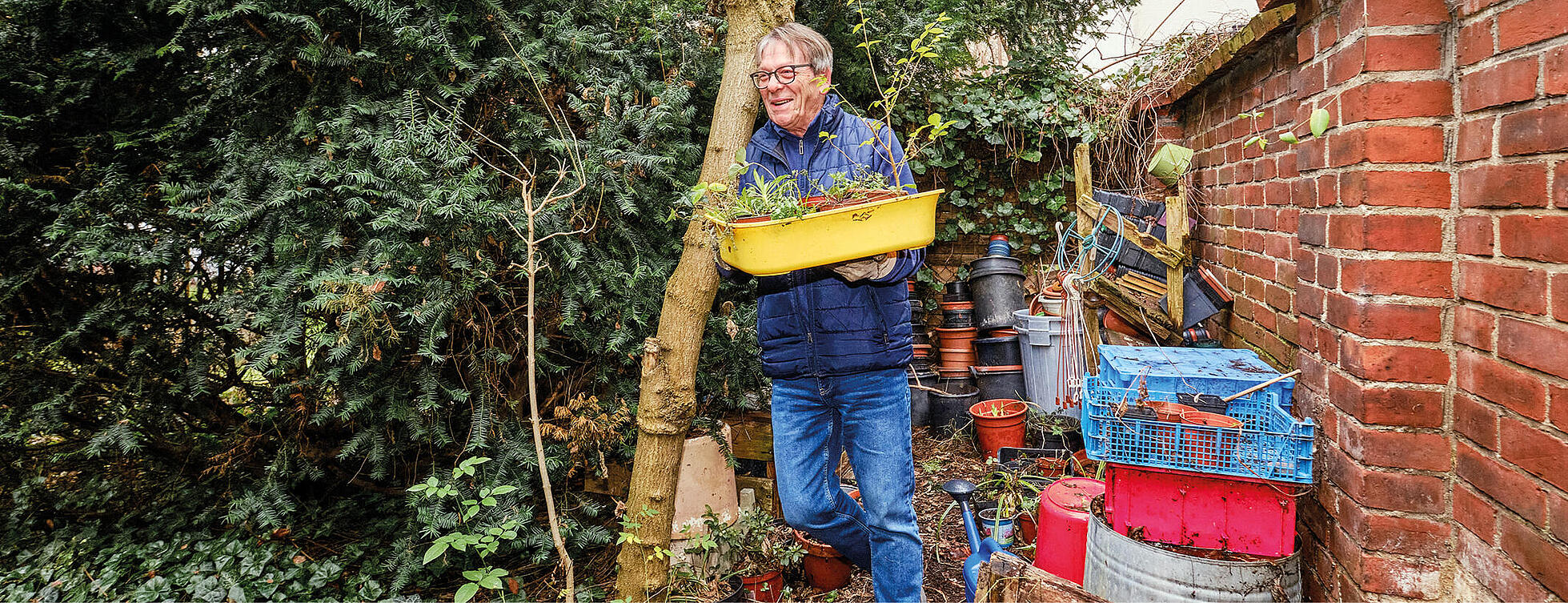 Michael Hinze in seinem Gemeinschaftsgarten in Berlin-Pankow