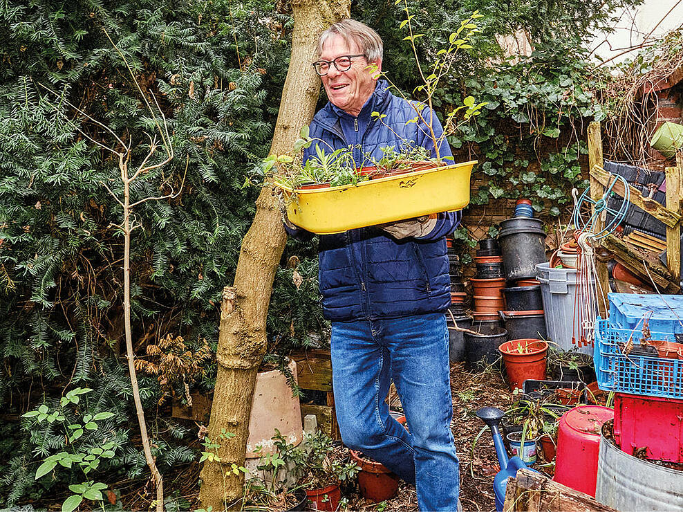 Michael Hinze in seinem Gemeinschaftsgarten in Berlin-Pankow