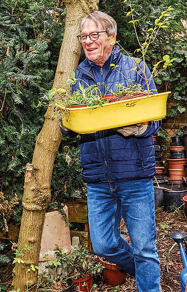 Michael Hinze in seinem Gemeinschaftsgarten in Berlin-Pankow