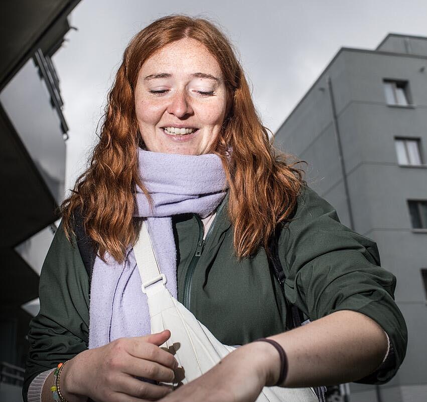 Autorin Anna Scheld mit Spinne auf dem Arm