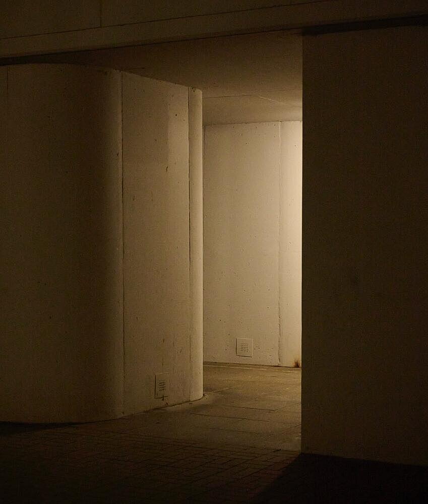 Betonstreben-Durchgang bei Nacht
