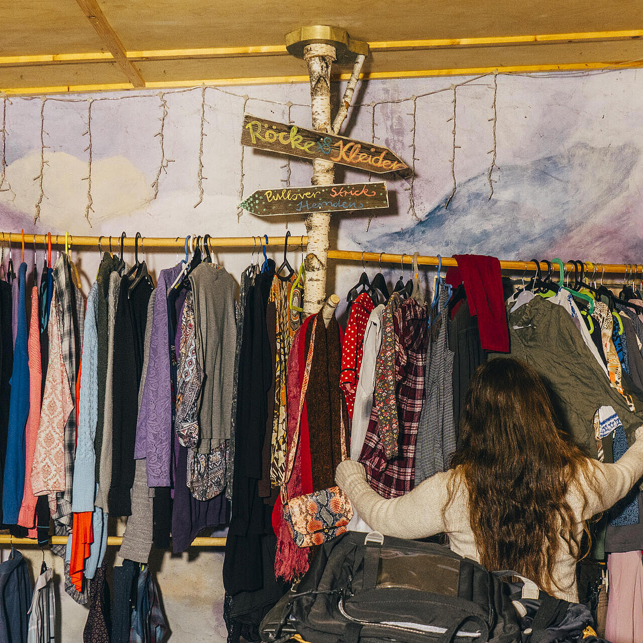 Stangen mit Kleidung im Wagendorf