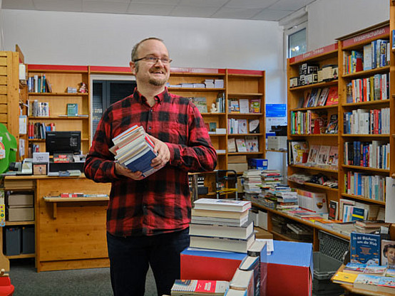 Jan Balster in seinem Buchladen „Schmökerzeit“ in Karow