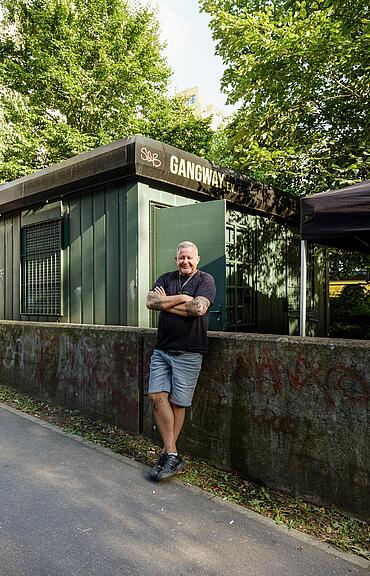 Außenaufnahme: Streetworker Murat Drayef vor dem Container von Gangway e.V.