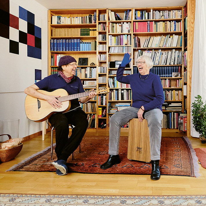 78-Jährige und 75-Jähriger machen in ihrem Wohnzimmer Musik