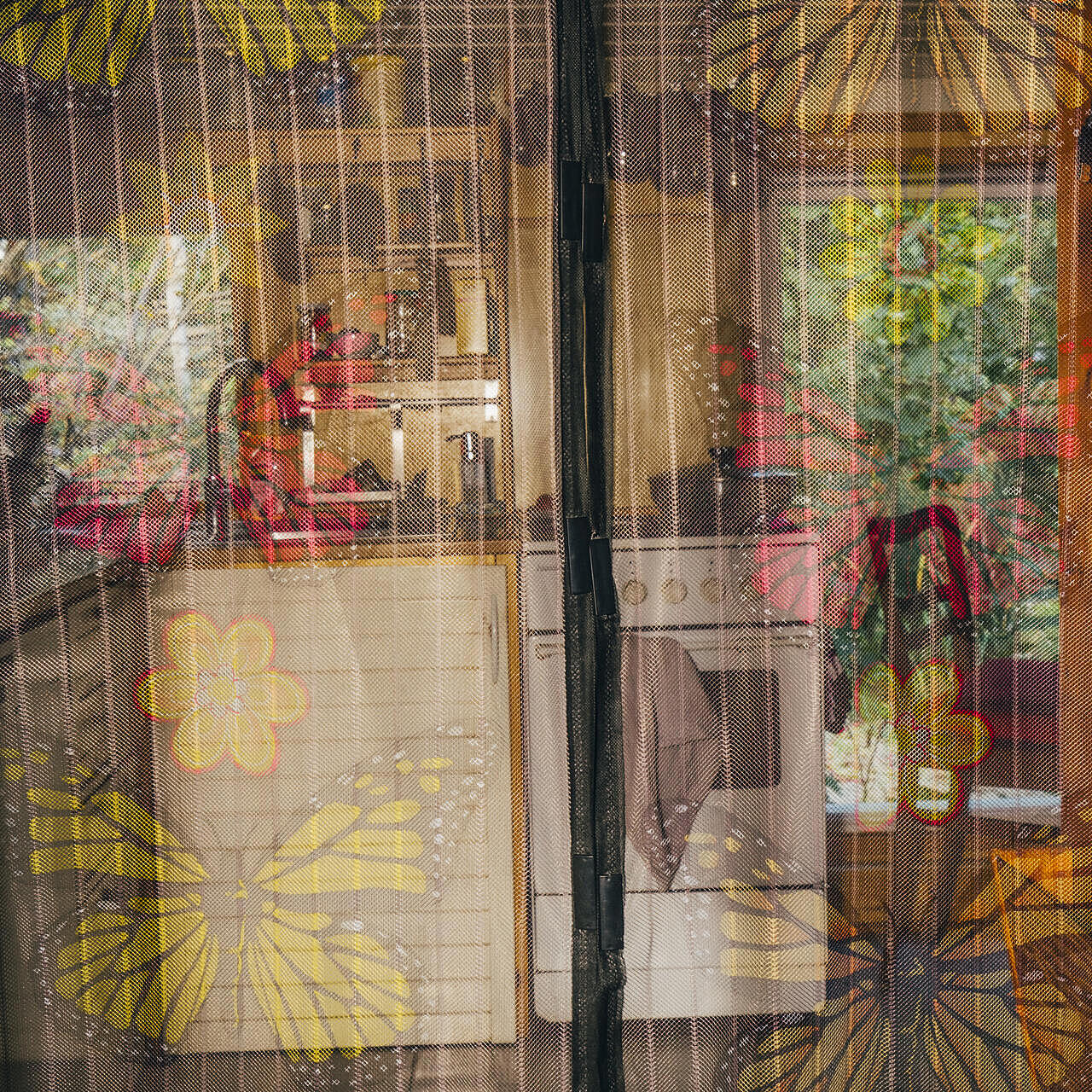 Der Eingang zu einem Wagen im Wagendorf mit Sicht-/Insektenschutz mit Blumen- und Schmetterlingdesign