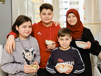 Familie Rajab in der Küche