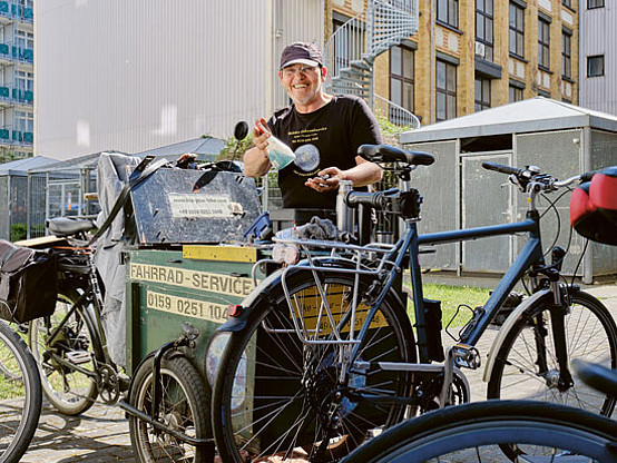 Bei jeder Panne schnell vor Ort – Sven Seeger repariert Fahrräder in Berlin.