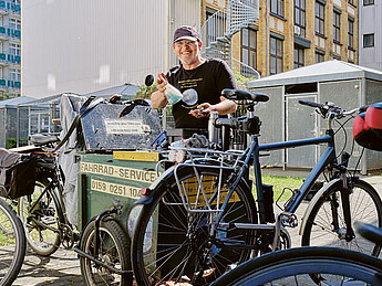 Bei jeder Panne schnell vor Ort – Sven Seeger repariert Fahrräder in Berlin.