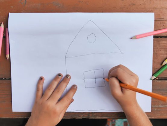 Kind malt ein Haus