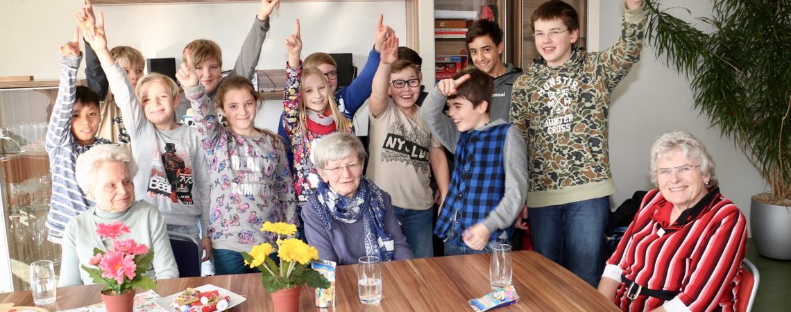 Schüler der Moselgrundschule tauschen sich mit Senioren aus der Neumagener Straße im Generationenprojekt »Oral History« aus und erfahren Geschichte auf eine ganz persönliche Weise