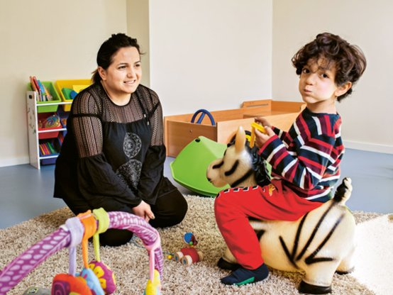 Eine Übersetzerin (links) unterstützt die Familien im Mutter-/Vater-Kind-Haus