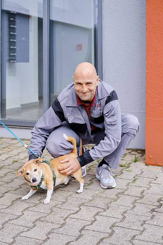 Hausmeister Heiko Günther mit Hund