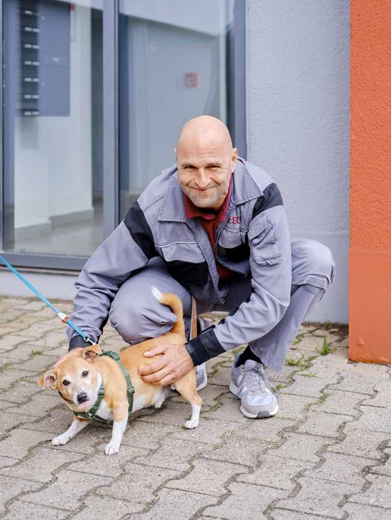 Hausmeister Heiko Günther mit Hund