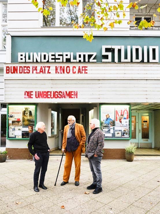 Hans-Georg Ullrich und Detlef Gumm vor dem Kino Bundesplatz Studio mit Betreiber Peter Latta (links)