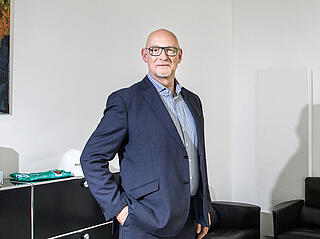 Vorstandsvorsitzender Jörg Franzen steht in seinem Büro